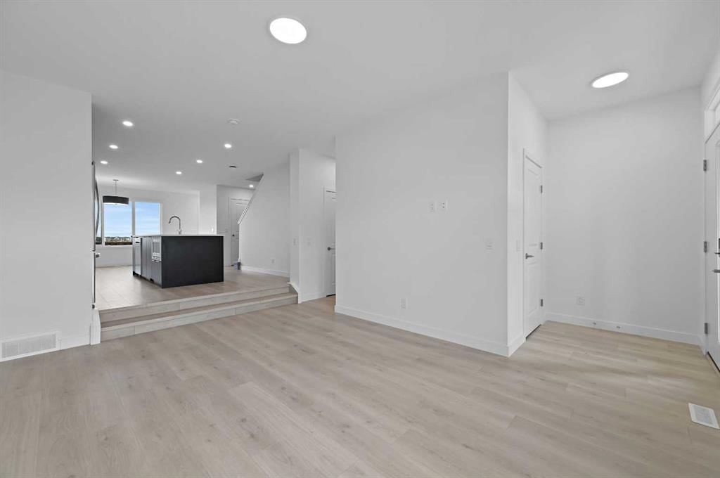 19852 45 Street SE, Calgary — photo 3 of 15