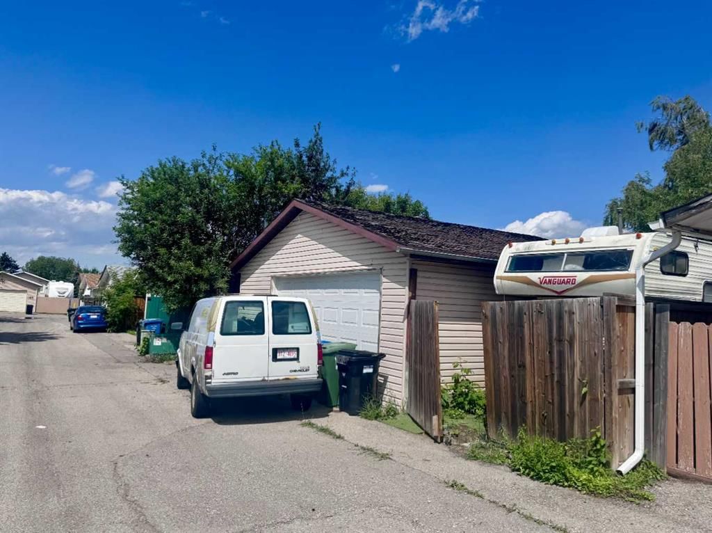 119 Pinecliff Way NE, Calgary — photo 5 of 6