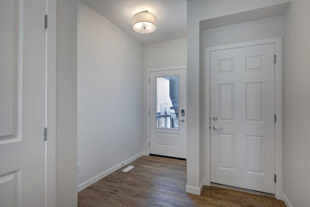 77 Silver Spruce Court SW, Calgary — photo 4 of 44