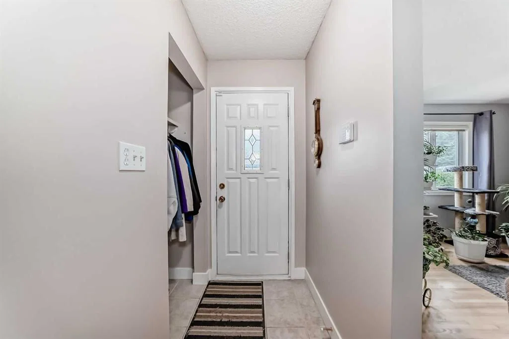 1004 Hunterston Hill NW, Calgary — photo 4 of 47