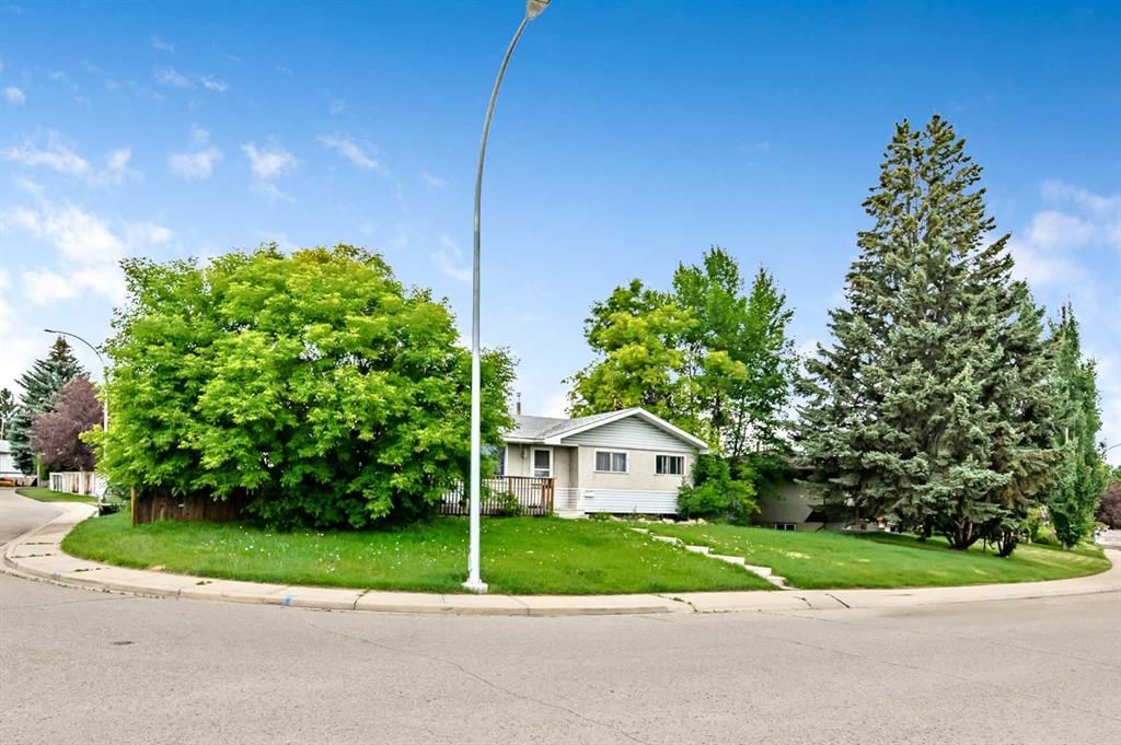 3403 73 Street NW, Calgary — photo 4 of 31