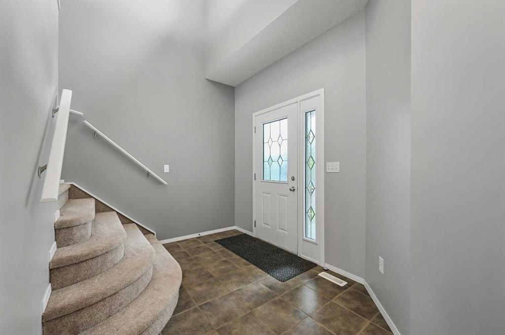 18 Royal Birch Way NW, Calgary — photo 4 of 50