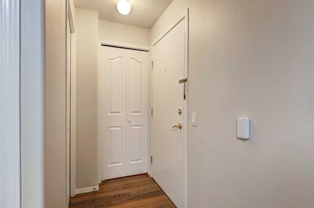 3211 Millrise Point SW, Calgary — photo 5 of 44