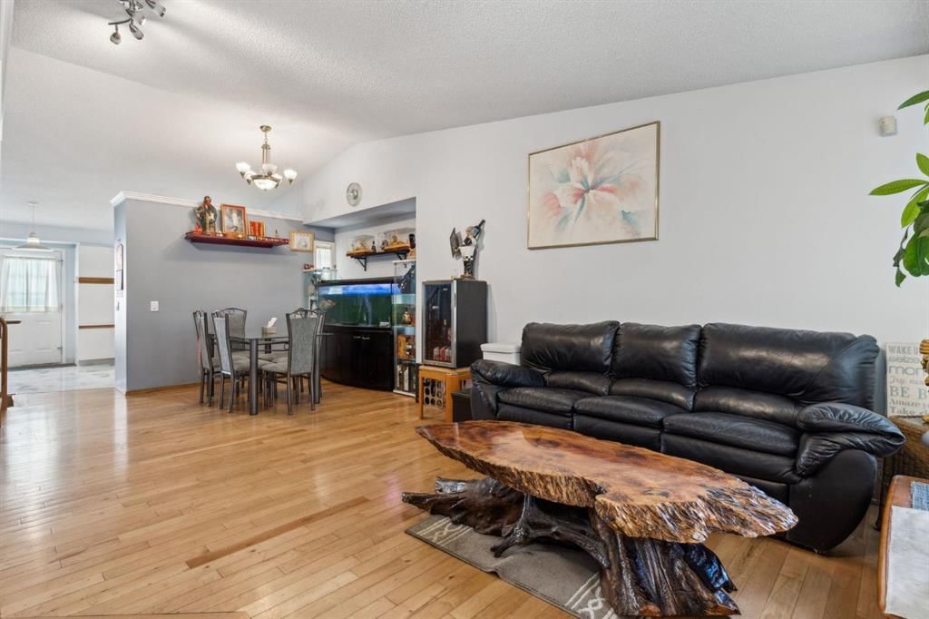 894 Applewood Drive SE, Calgary — photo 3 of 28