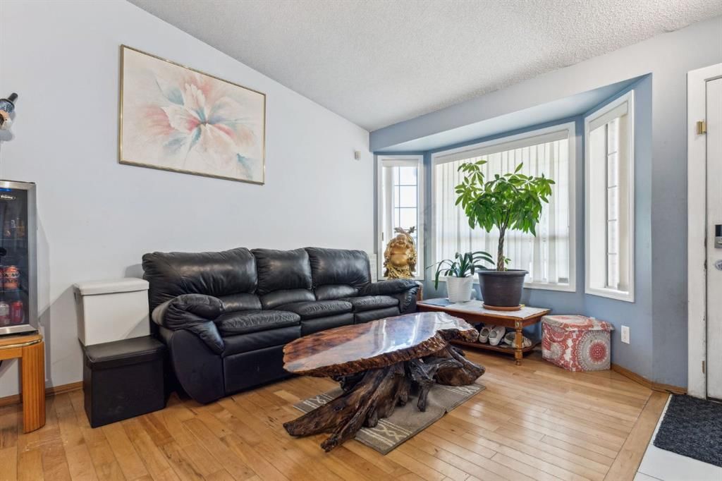 894 Applewood Drive SE, Calgary — photo 4 of 28