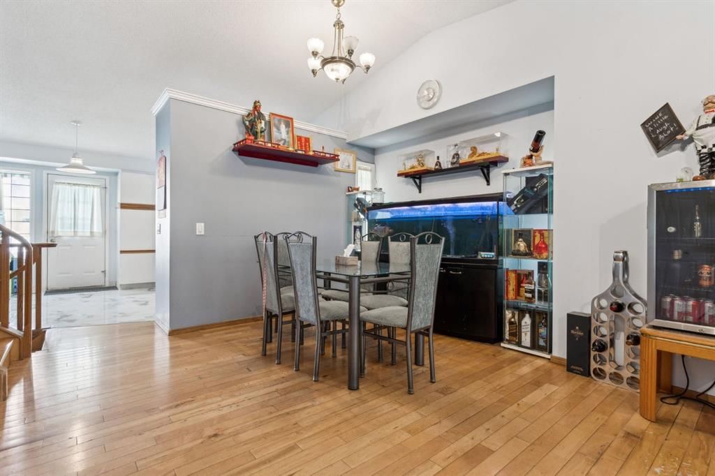 894 Applewood Drive SE, Calgary — photo 5 of 28