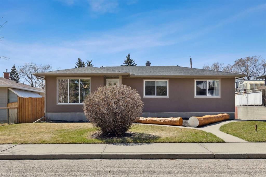 139 Cornwallis Drive NW, Calgary — photo 3 of 43