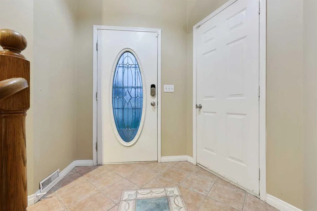 112 Shawinigan Way SW, Calgary — photo 5 of 50