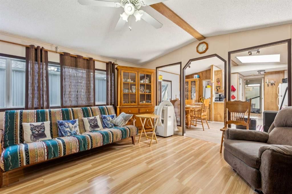 122 Erin Woods Circle SE, Calgary — photo 3 of 25
