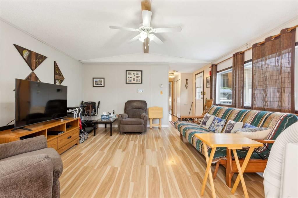 122 Erin Woods Circle SE, Calgary — photo 4 of 25