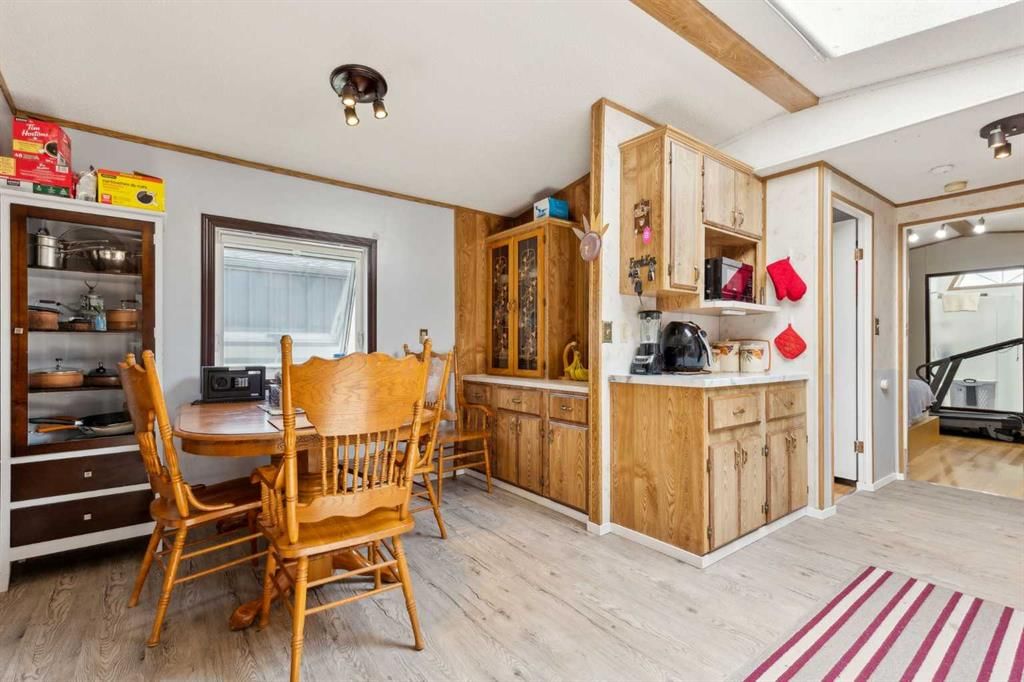 122 Erin Woods Circle SE, Calgary — photo 5 of 25