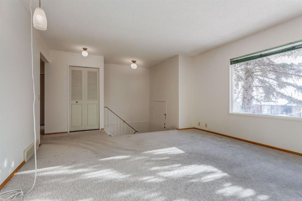 6119 Thornaby Way NW, Calgary — photo 4 of 32