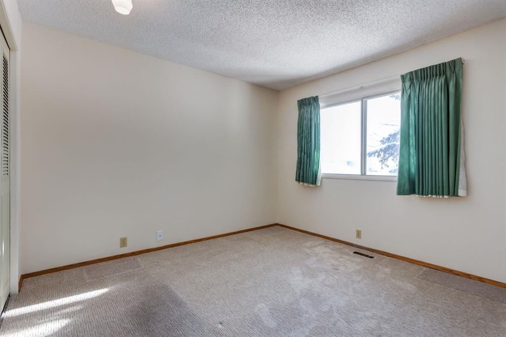6119 Thornaby Way NW, Calgary — photo 5 of 32
