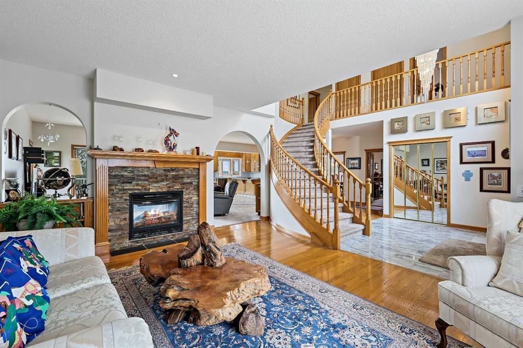43 Schiller Crescent NW, Calgary — photo 5 of 49