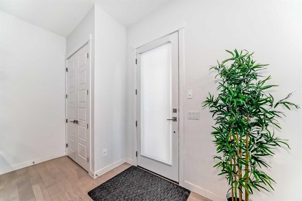 2, 1718 32 Street SW, Calgary — photo 3 of 50