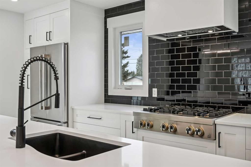 36 Maple Court Crescent SE, Calgary — photo 5 of 25