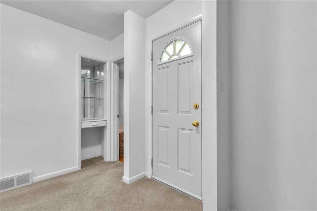 2619 37 Street SW, Calgary — photo 4 of 39