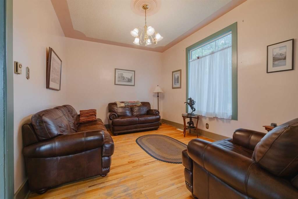 15 Elma Street W, Okotoks — photo 4 of 35
