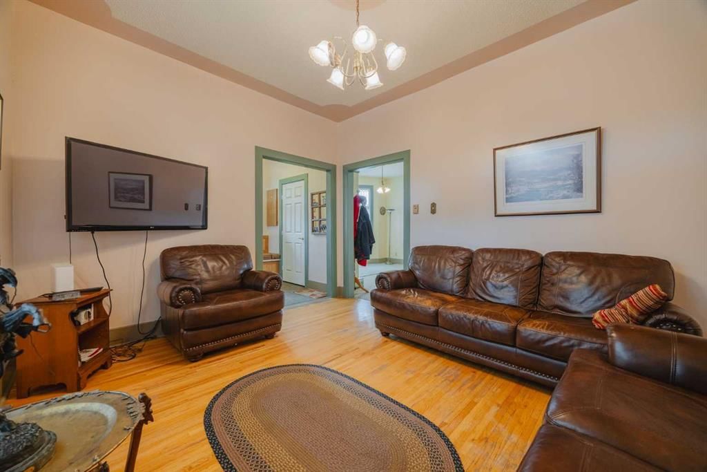 15 Elma Street W, Okotoks — photo 5 of 35