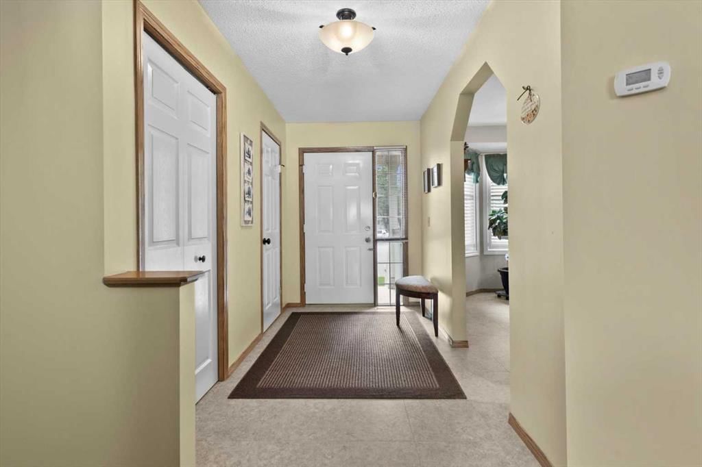 56 Hidden Spring Place NW, Calgary — photo 4 of 44