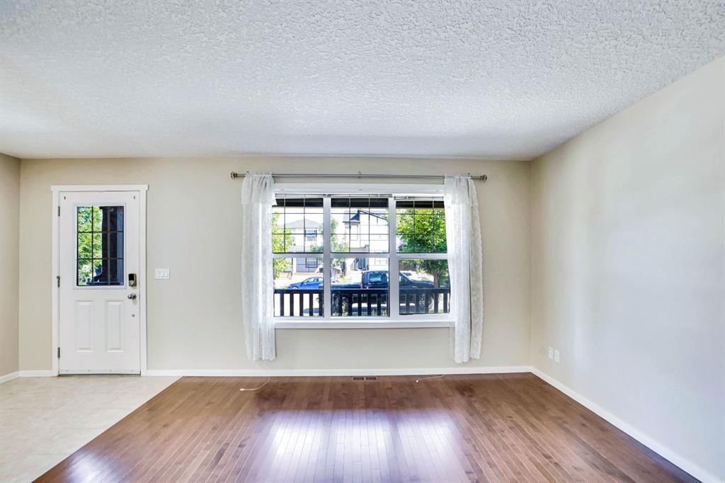 449 Evanston Drive N, Calgary — photo 3 of 37