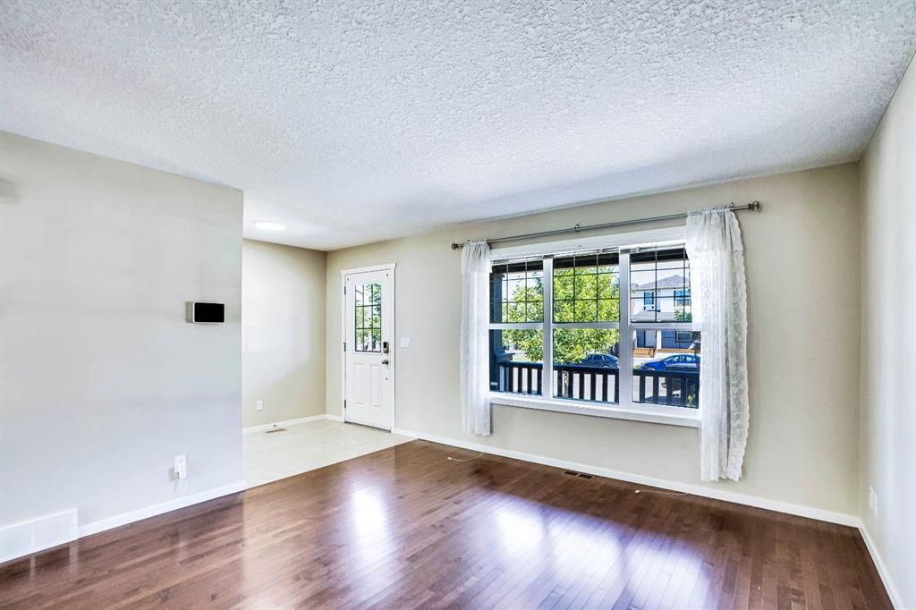 449 Evanston Drive N, Calgary — photo 4 of 37
