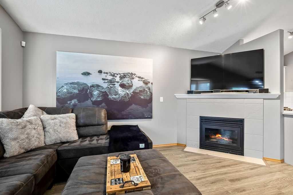 128 Cramond Crescent SE, Calgary — photo 5 of 36