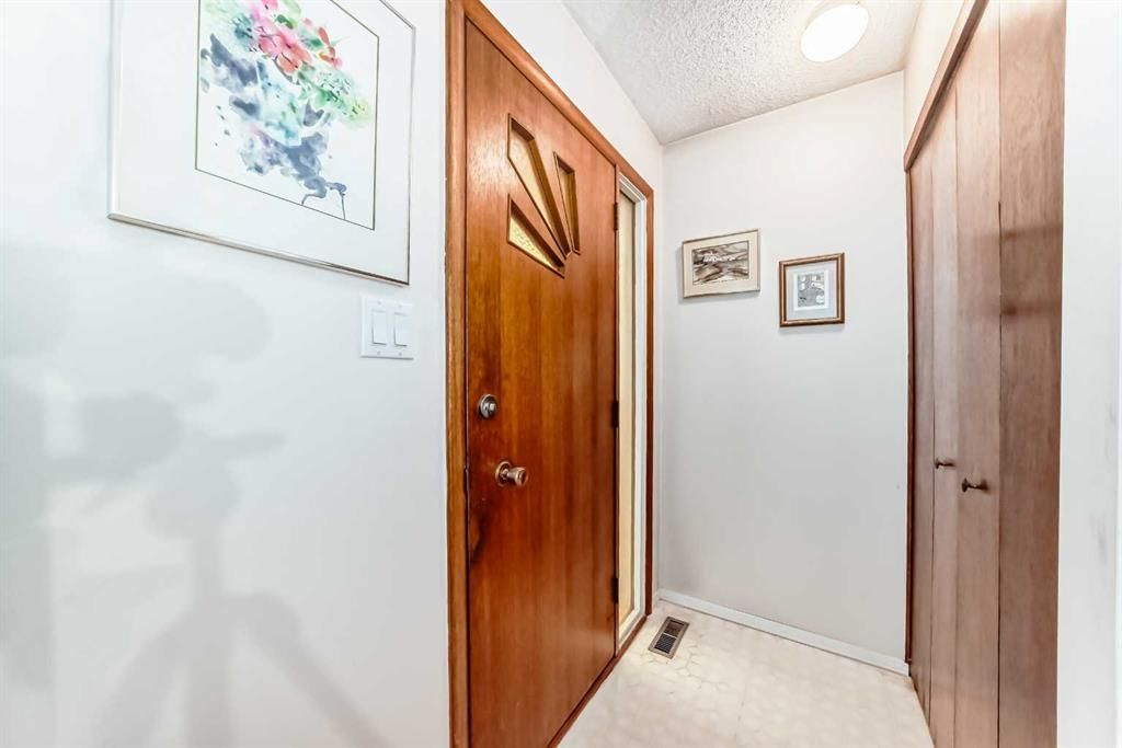 2425 2 Avenue NW, Calgary — photo 5 of 47
