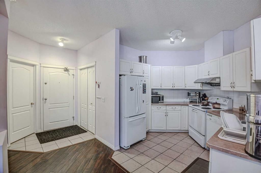 109, 108 Edgeridge Terrace NW, Calgary — photo 4 of 24