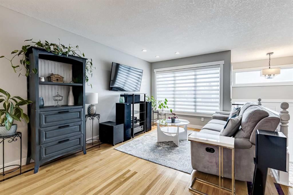 31 Woodmont Way SW, Calgary — photo 4 of 37
