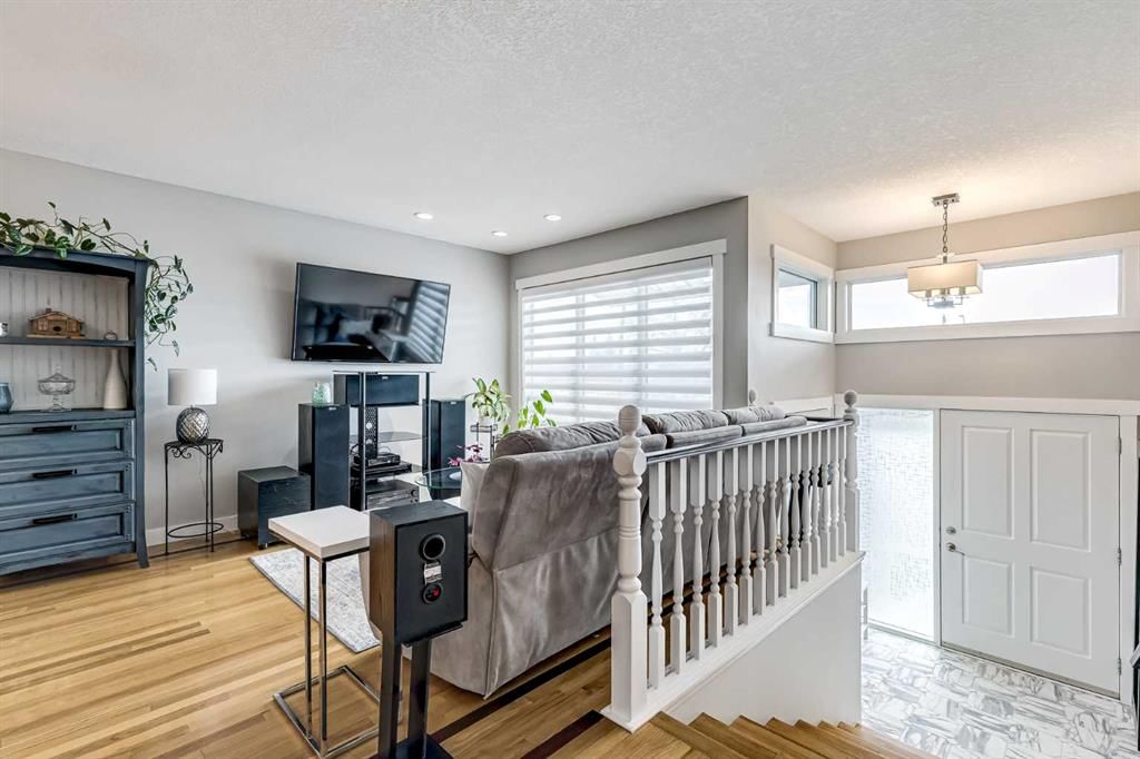31 Woodmont Way SW, Calgary — photo 5 of 37