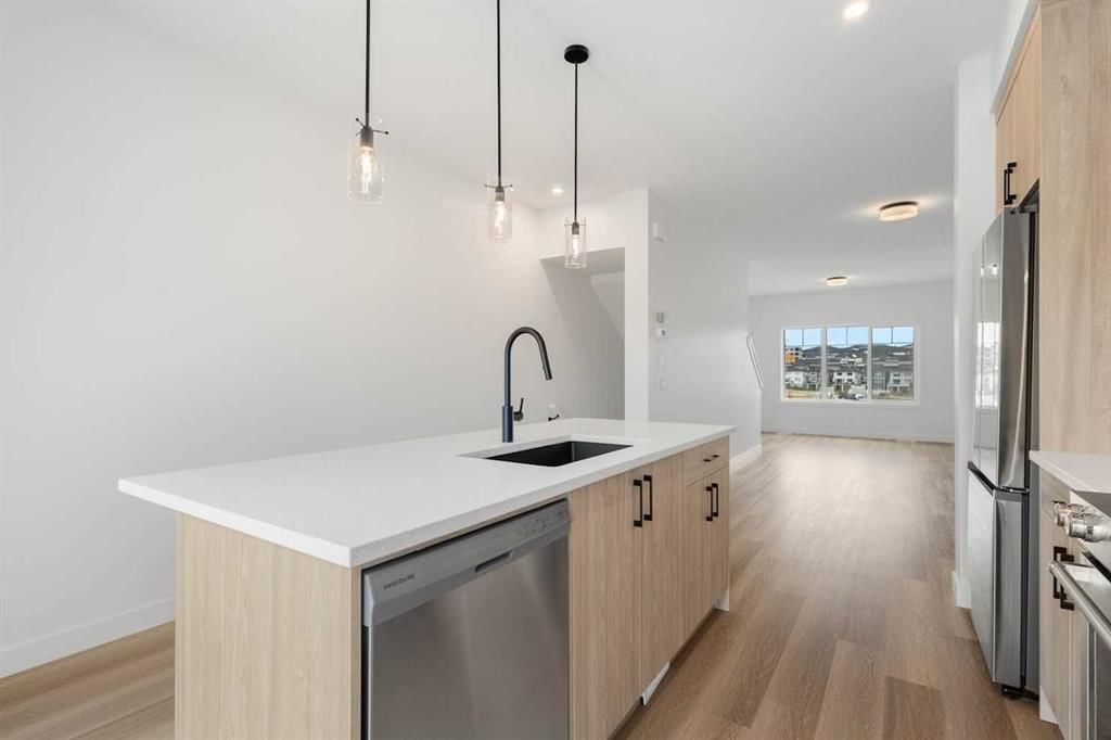 2219 81st Street SW, Calgary — photo 4 of 25