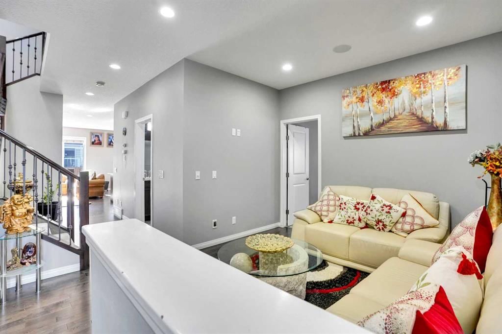 33 Savanna Green NE, Calgary — photo 4 of 50