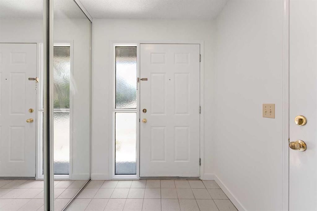 38 Coachway Gardens SW, Calgary — photo 3 of 34