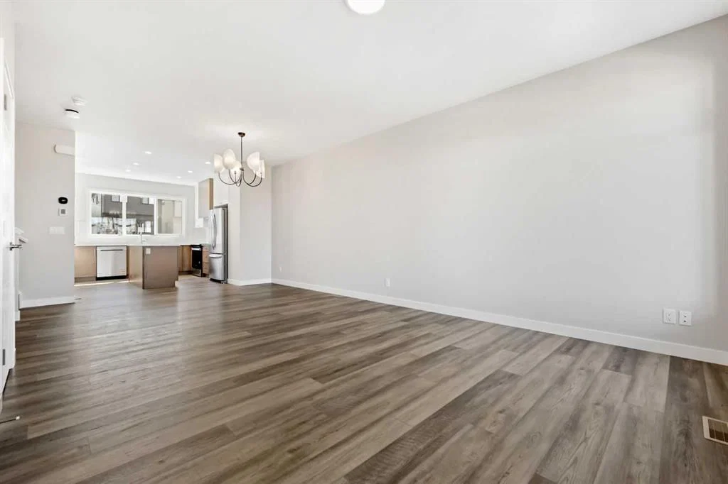7067 Rangeview Avenue SE, Calgary — photo 3 of 15