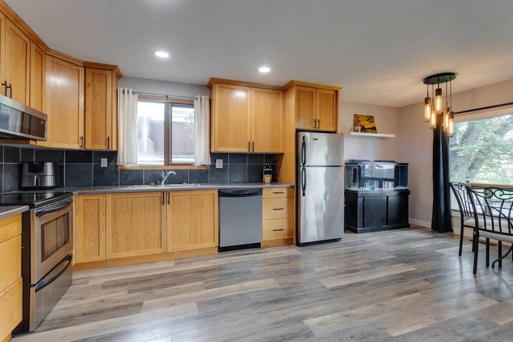 3036 33A Street SE, Calgary — photo 3 of 27