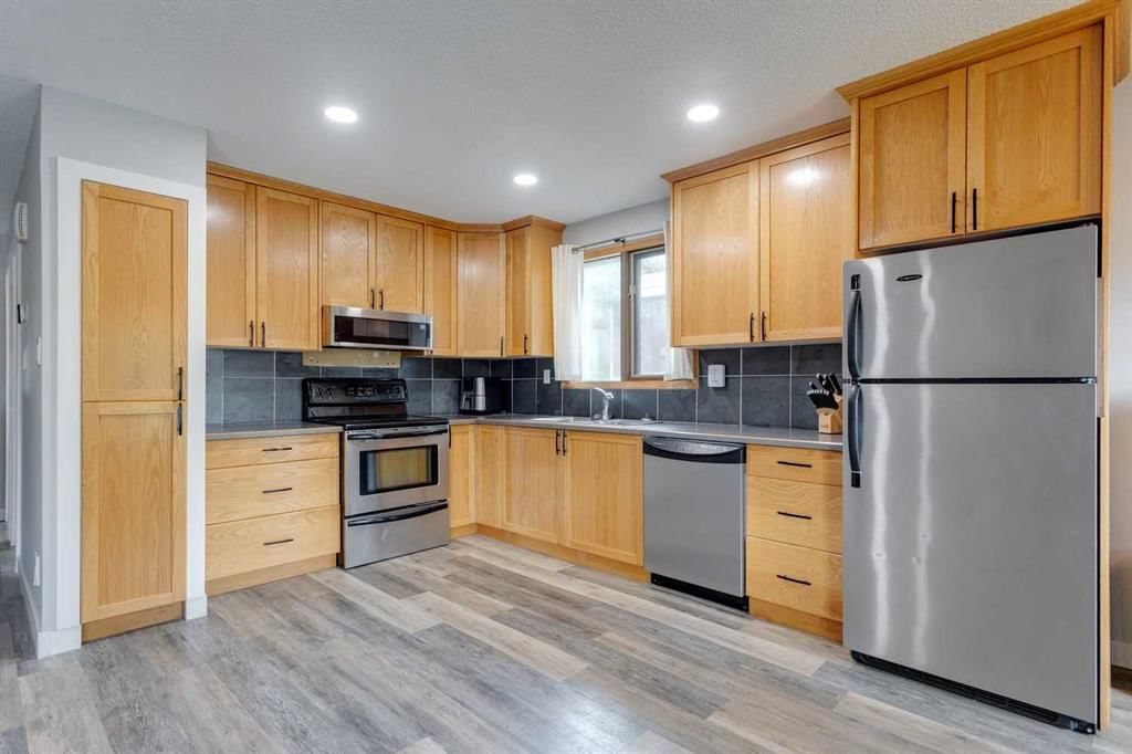 3036 33A Street SE, Calgary — photo 4 of 27