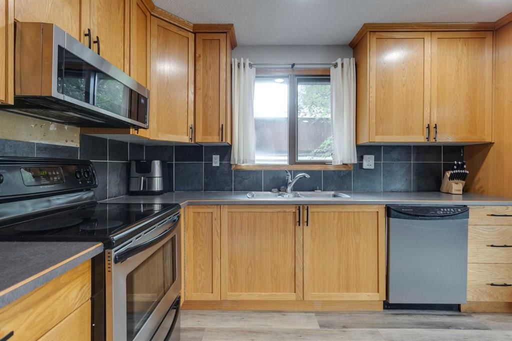 3036 33A Street SE, Calgary — photo 5 of 27