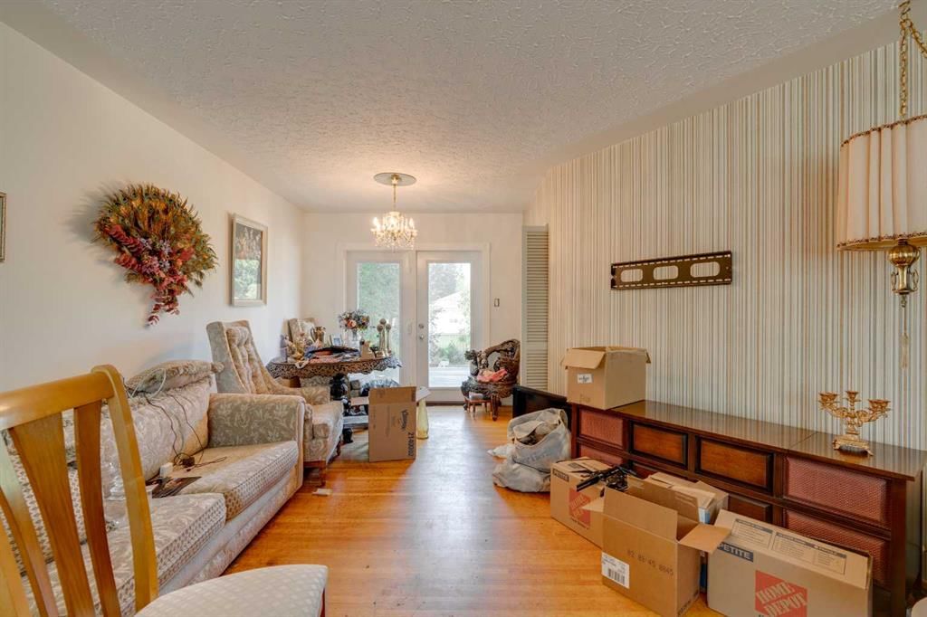 2635 34 Avenue NW, Calgary — photo 5 of 33