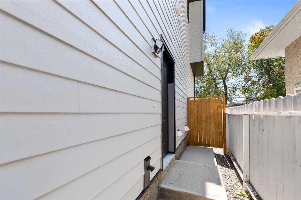 7929 47 Avenue NW, Calgary — photo 4 of 50
