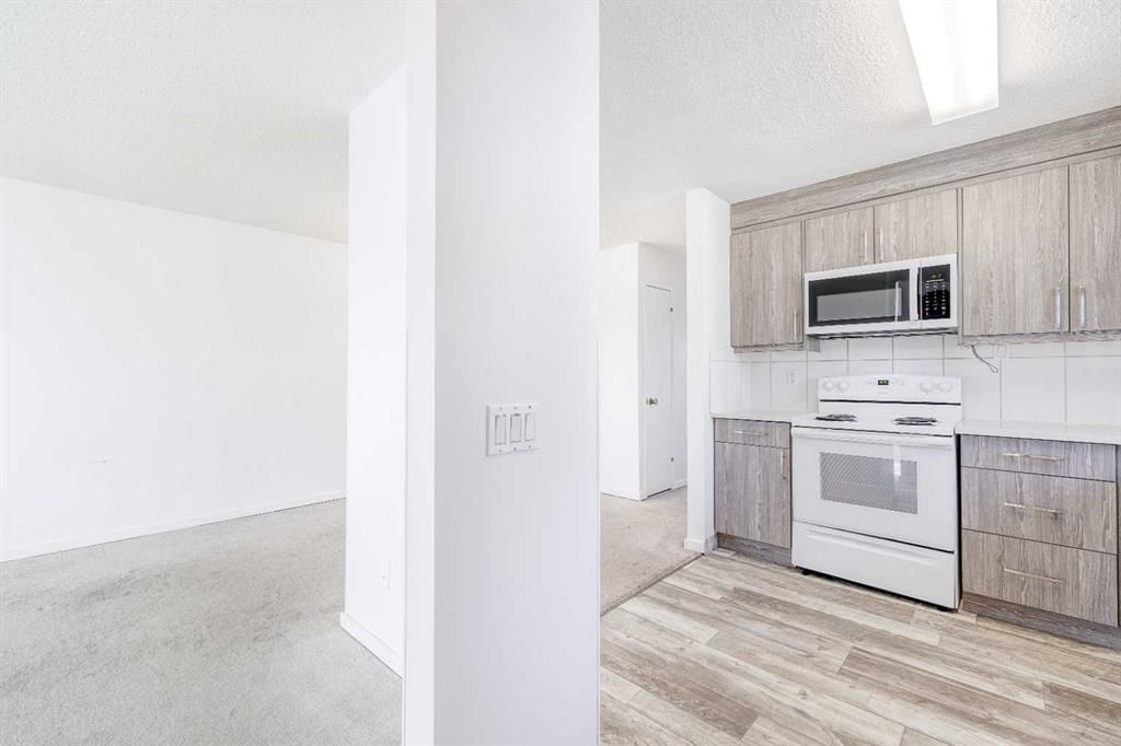 3716 44 Avenue NE, Calgary — photo 4 of 19