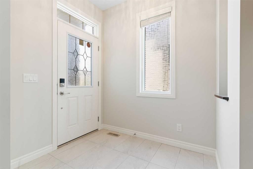141 Sherwood Heights NW, Calgary — photo 5 of 43