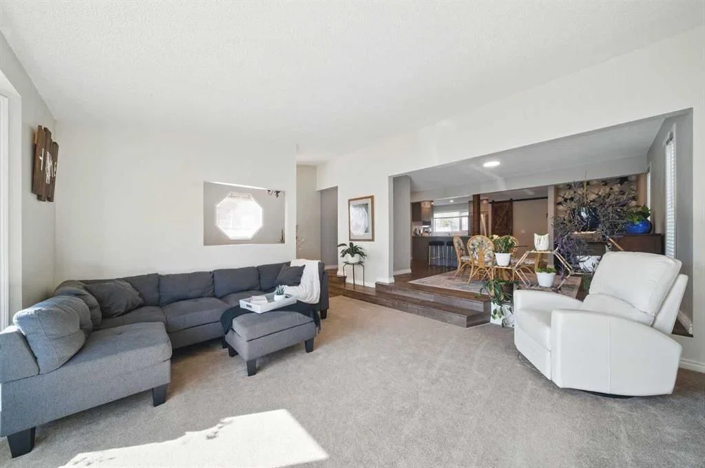 828 Hunterston Crescent NW, Calgary — photo 2 of 47