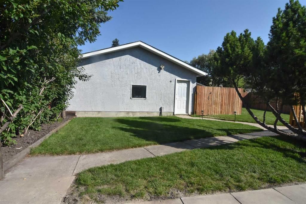 904 Abbotsford Drive NE, Calgary — photo 3 of 40