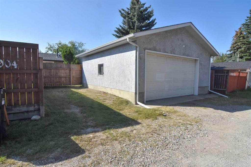 904 Abbotsford Drive NE, Calgary — photo 4 of 40