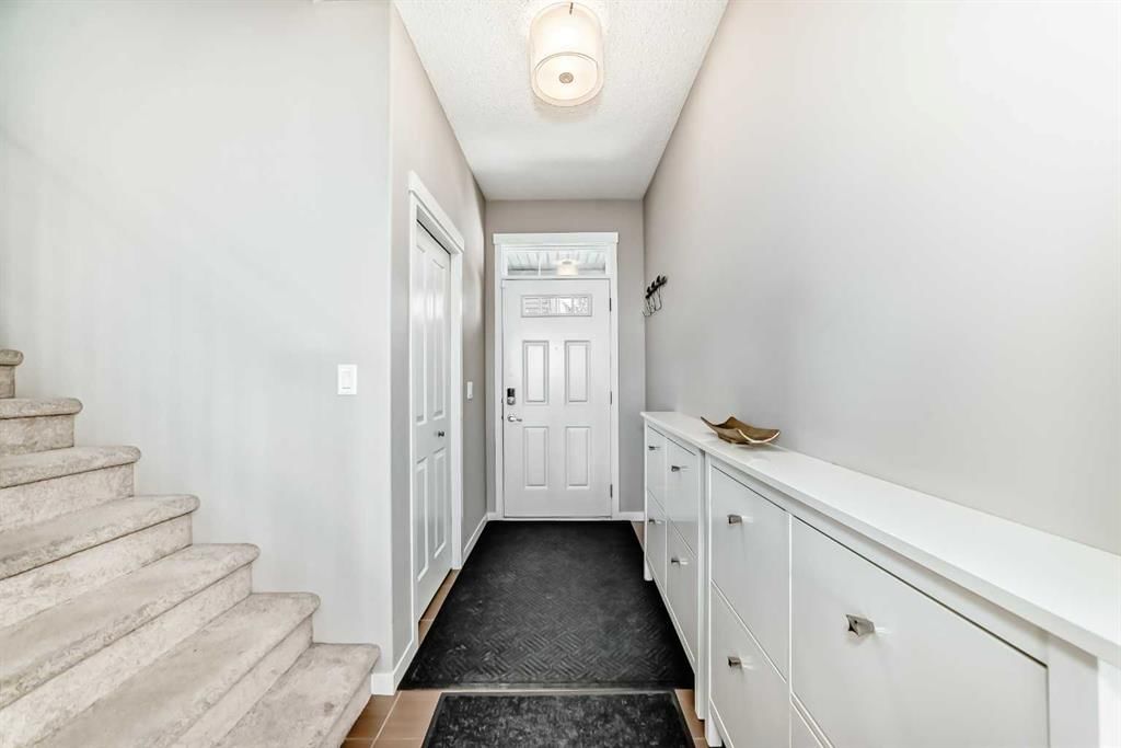 8 Sage Bank Way NW, Calgary — photo 4 of 44