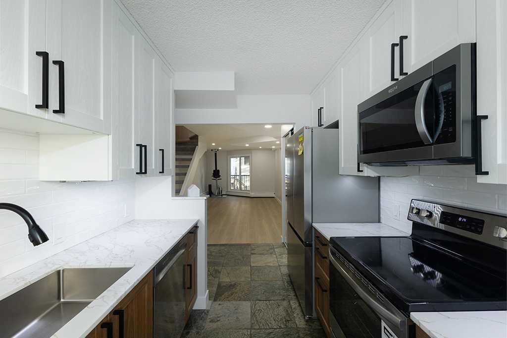 18, 2400 15 Street SW, Calgary — main listing photo
