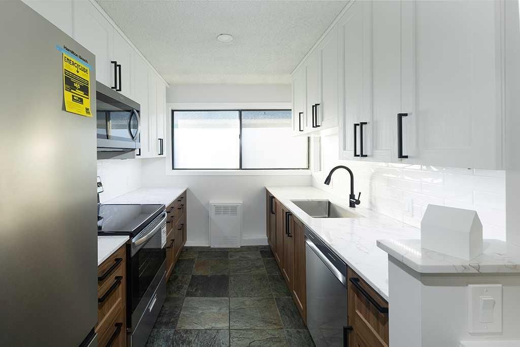 18, 2400 15 Street SW, Calgary — photo 2 of 28