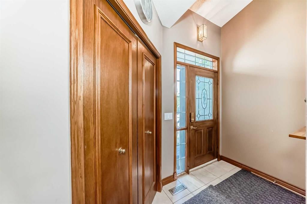 165 Shawinigan Drive SW, Calgary — photo 2 of 39