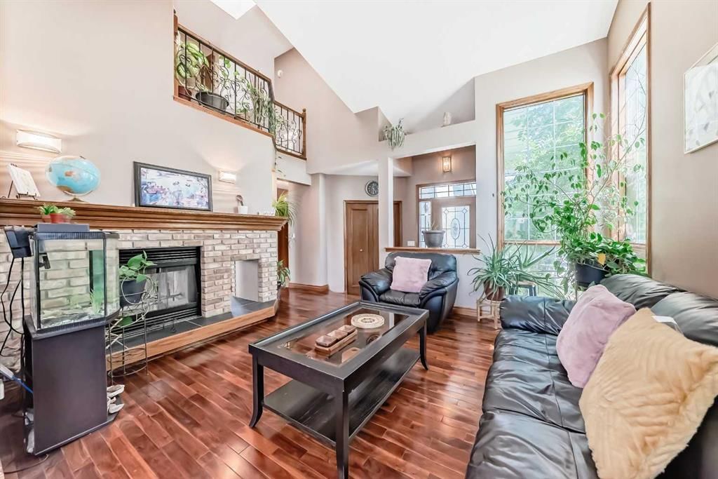 165 Shawinigan Drive SW, Calgary — photo 5 of 39